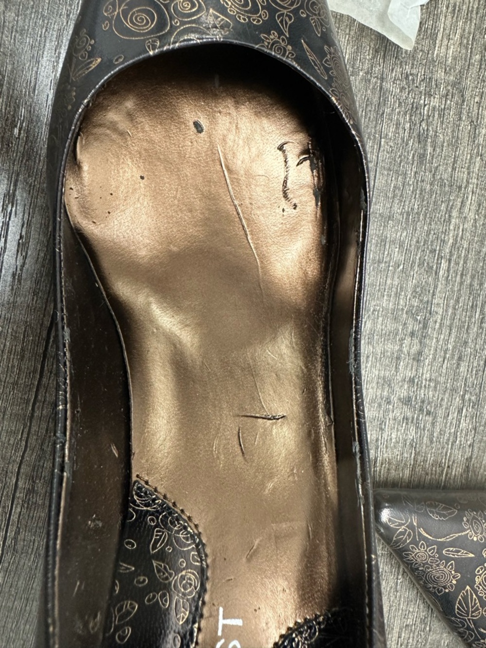 Nine West Black Leather Pumps with Gold Floral Accents NWB - Picture 12 of 13